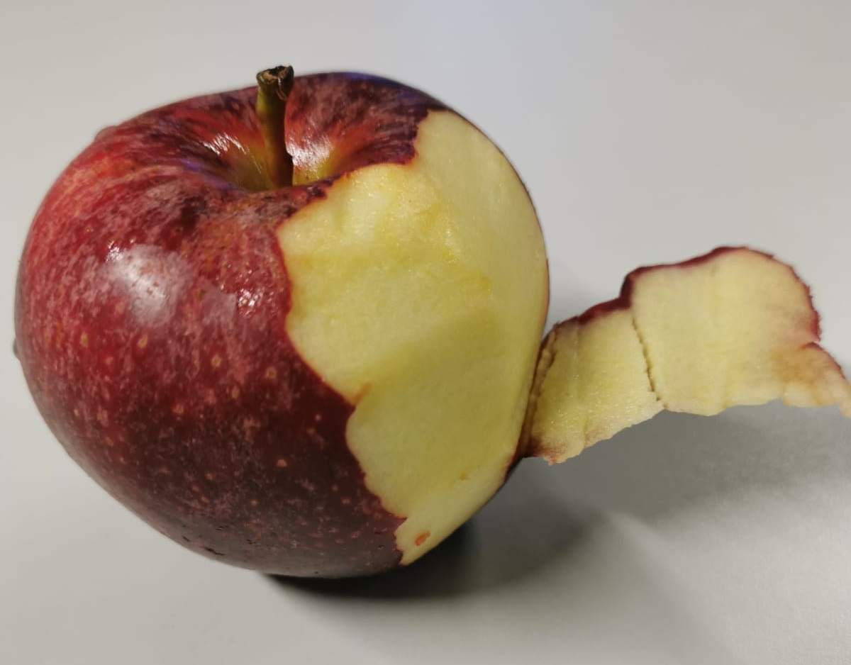 Foto von Apfel mit abgeschnittenem Streifen einer Schale