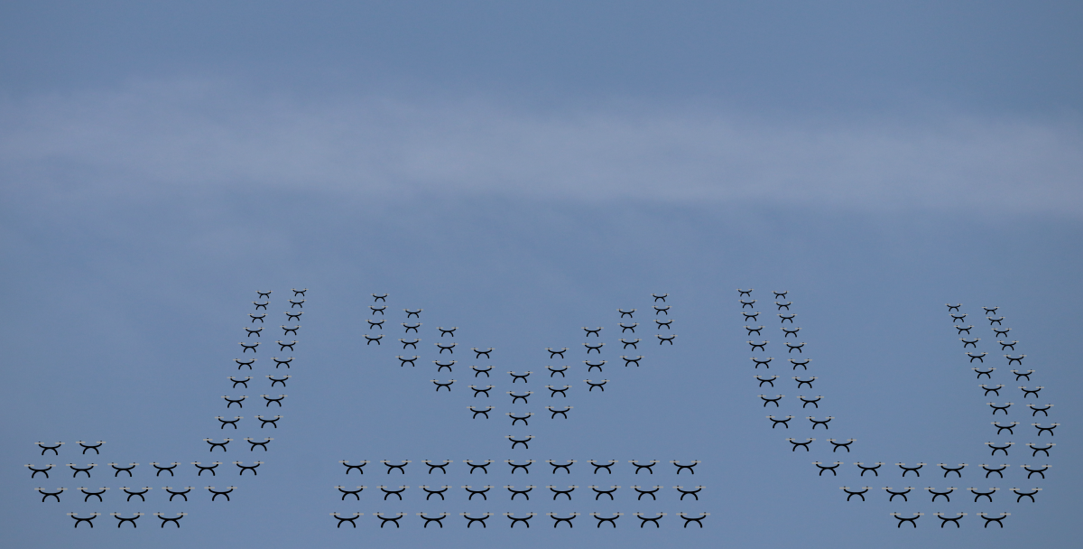 Foto Drohnenschwarm fliegt Schriftzug JKU